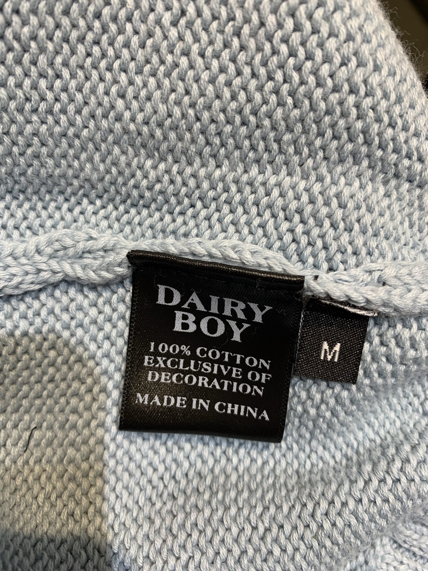 新款🔥出货啦📢 大货实拍 渔夫女儿毛衣 一种被海洋浸染的蓝色，手绘嵌织鱼图案，落肩设计，搭配加长的螺纹袖