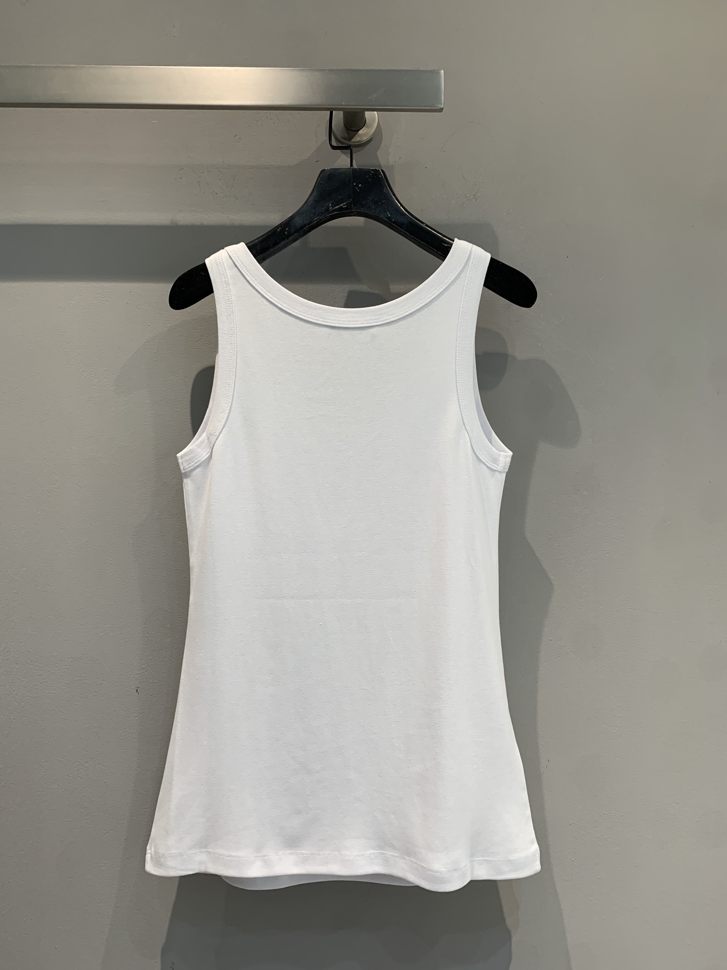 新款🔥出货啦📢 大货实拍 Prad*2025早秋新款时髦百搭三角标背心 螺纹工艺平纹针织背心，胸前三角标