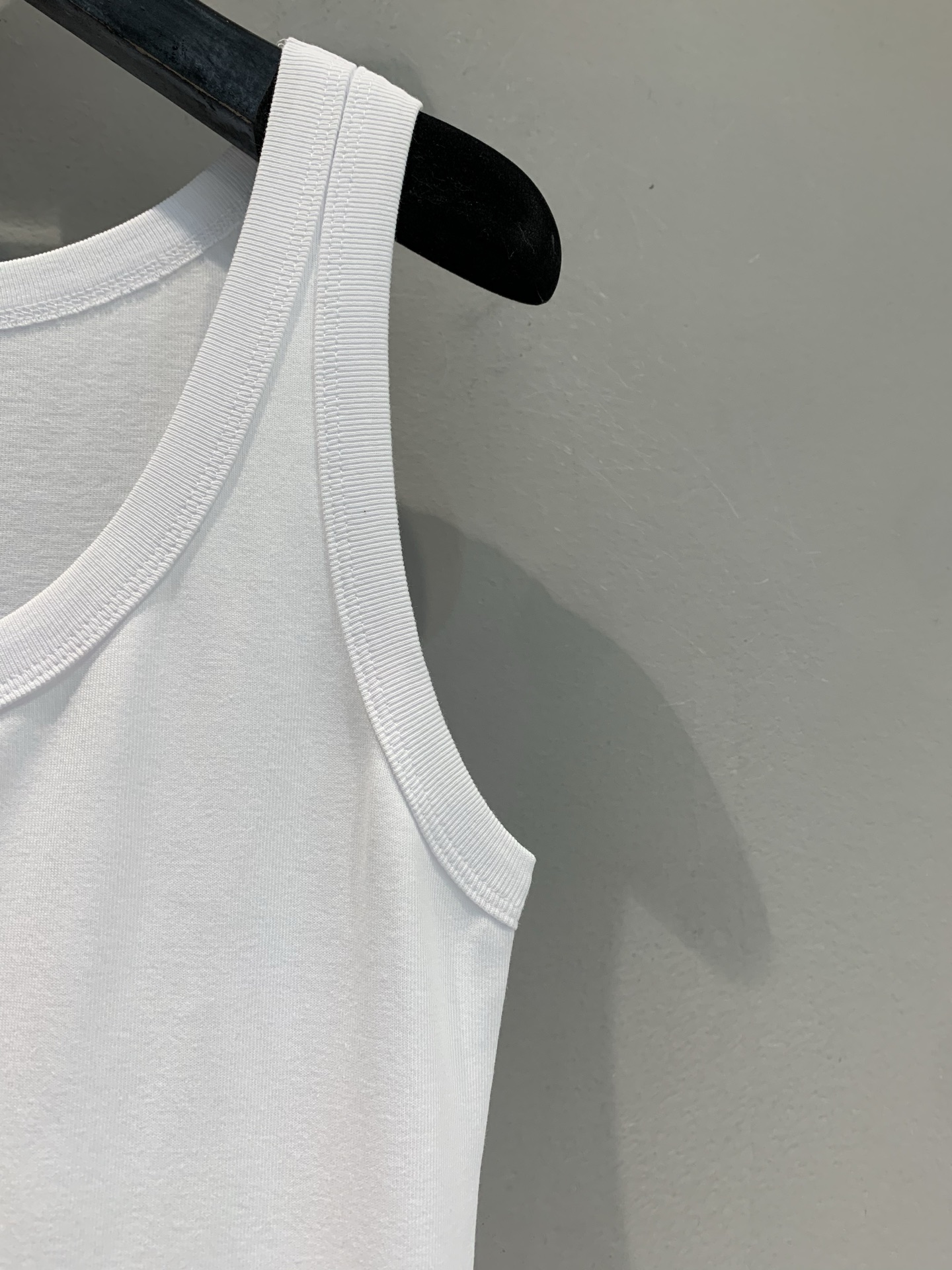 新款🔥出货啦📢 大货实拍 Prad*2025早秋新款时髦百搭三角标背心 螺纹工艺平纹针织背心，胸前三角标