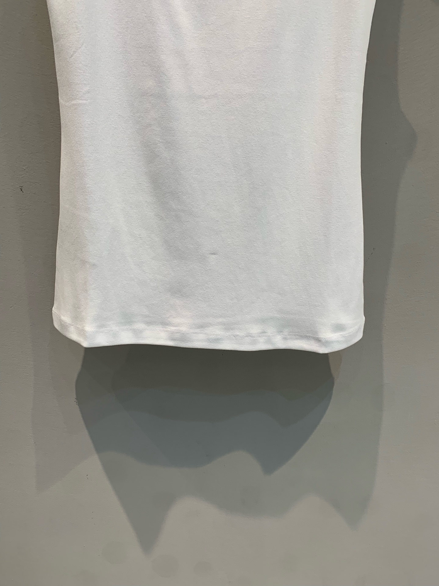 新款🔥出货啦📢 大货实拍 Prad*2025早秋新款时髦百搭三角标背心 螺纹工艺平纹针织背心，胸前三角标