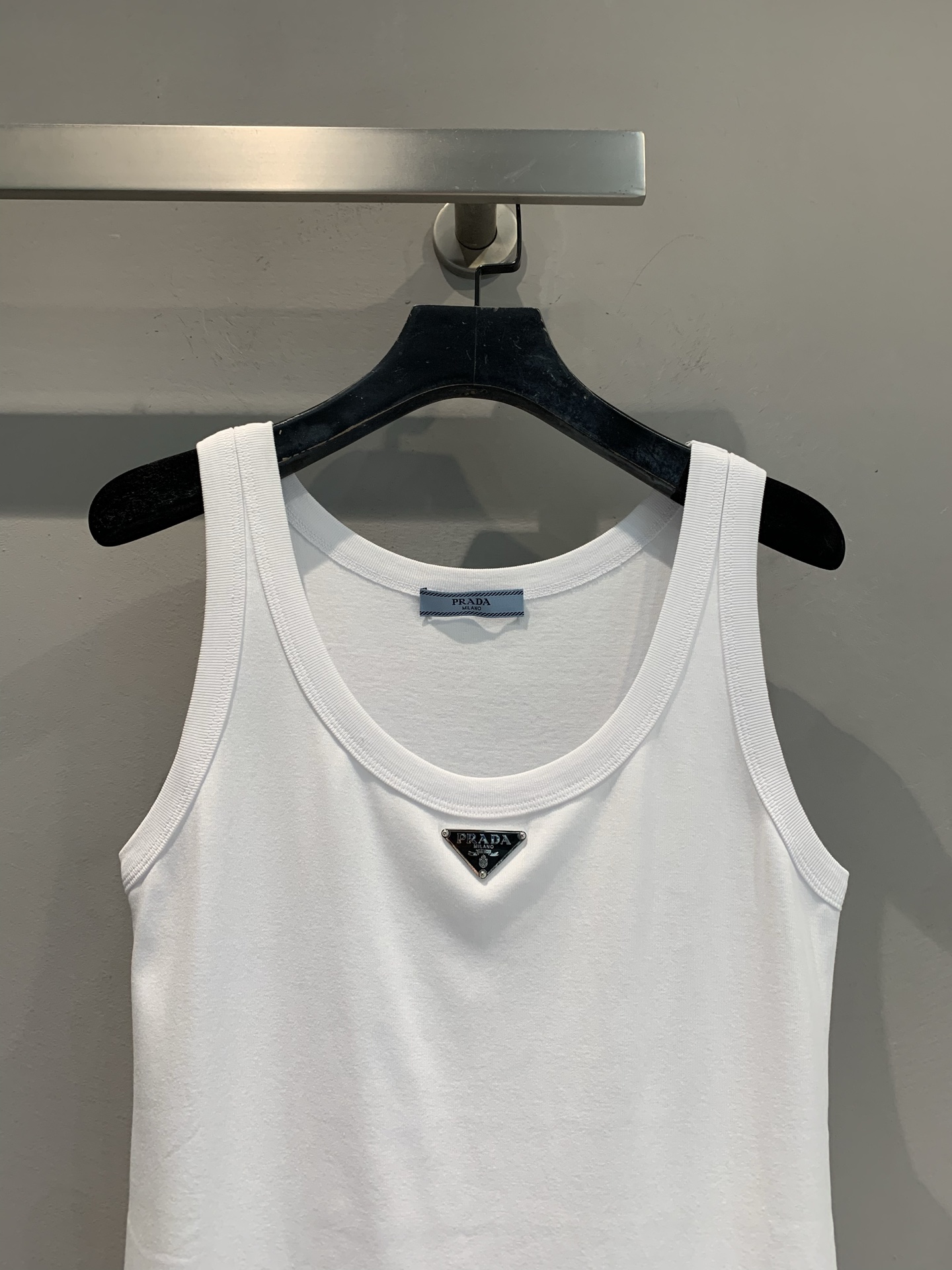 新款🔥出货啦📢 大货实拍 Prad*2025早秋新款时髦百搭三角标背心 螺纹工艺平纹针织背心，胸前三角标
