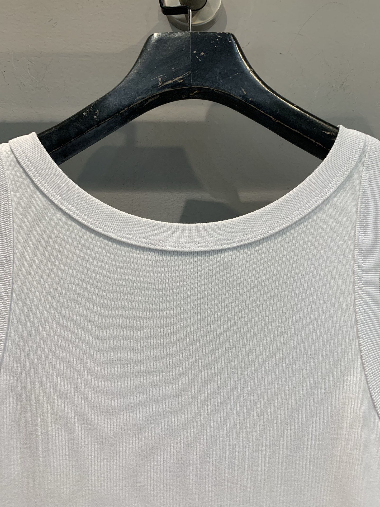 新款🔥出货啦📢 大货实拍 Prad*2025早秋新款时髦百搭三角标背心 螺纹工艺平纹针织背心，胸前三角标