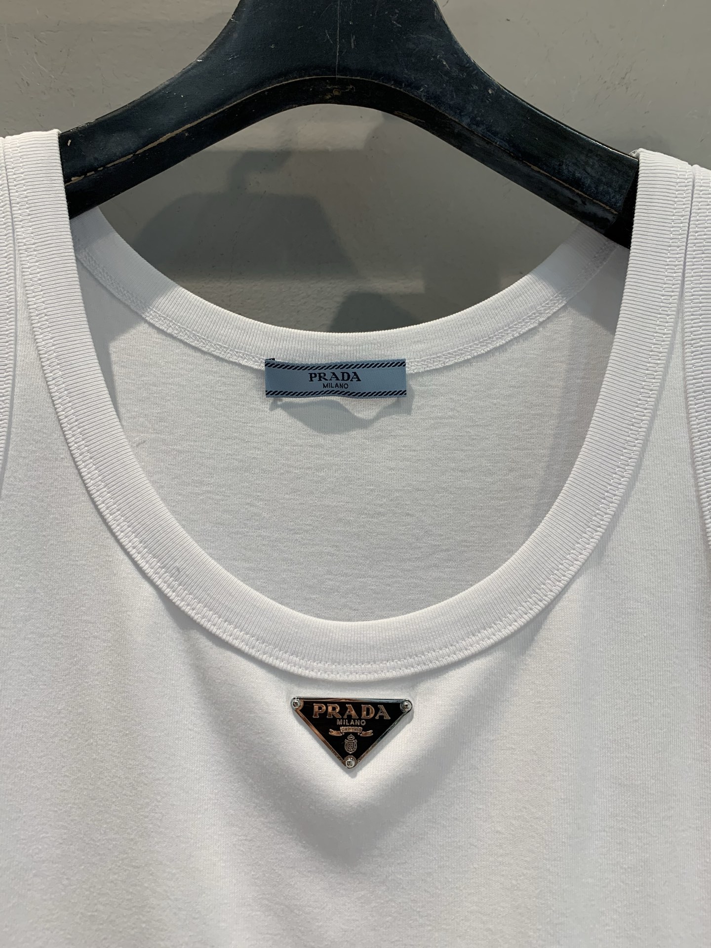 新款🔥出货啦📢 大货实拍 Prad*2025早秋新款时髦百搭三角标背心 螺纹工艺平纹针织背心，胸前三角标