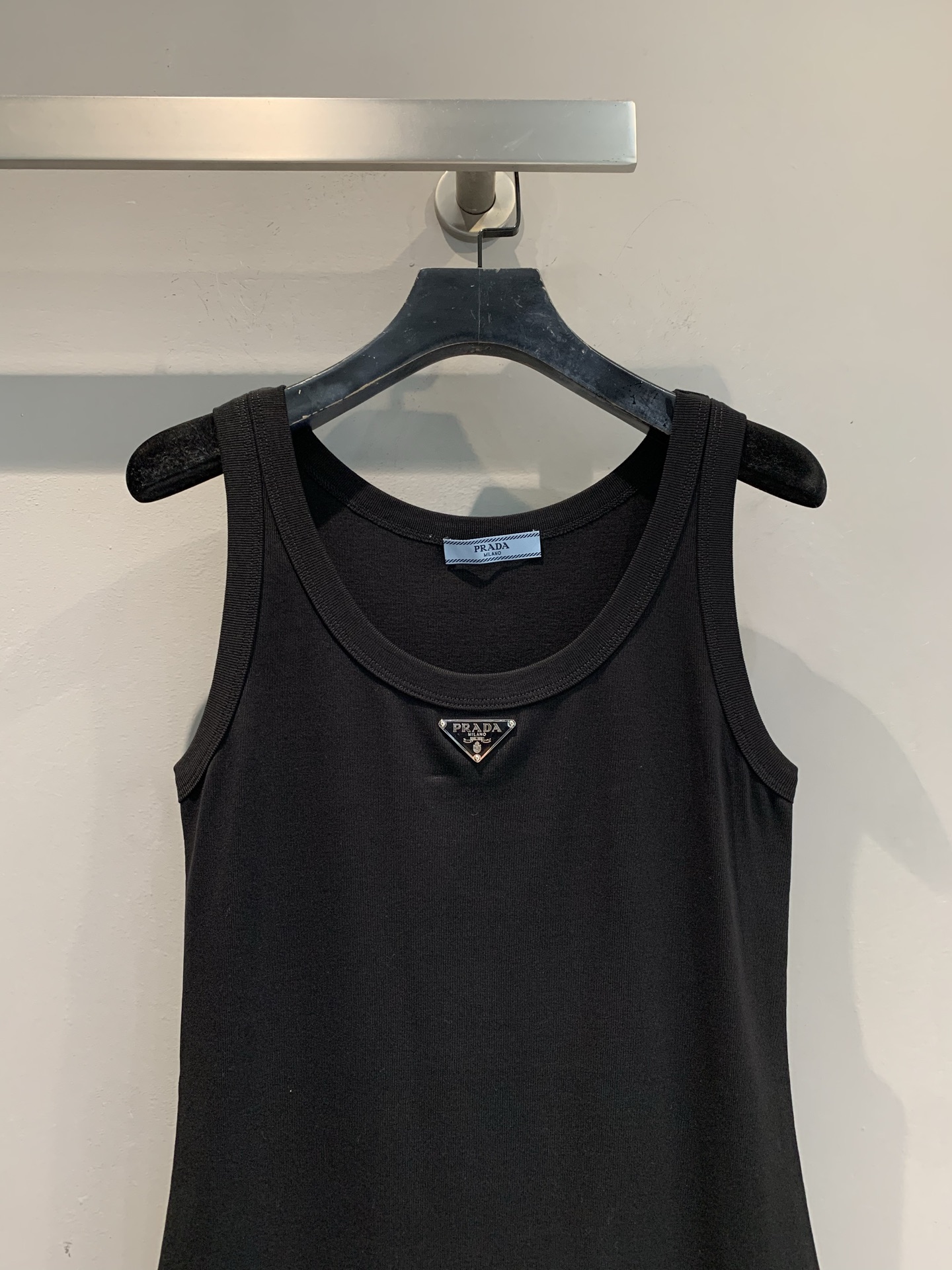新款🔥出货啦📢 大货实拍 Prad*2025早秋新款时髦百搭三角标背心 螺纹工艺平纹针织背心，胸前三角标