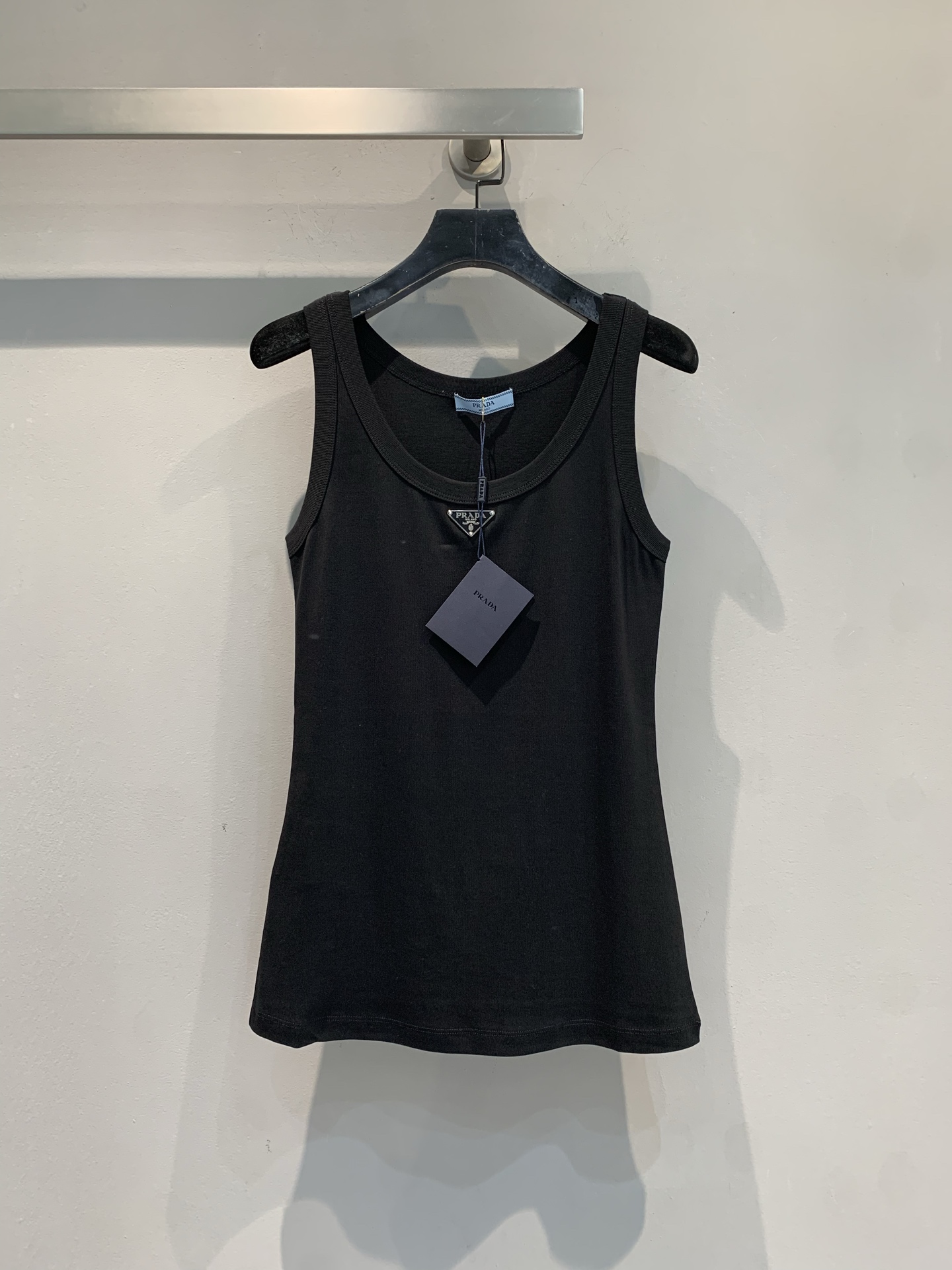 NO:562885,The new model is shipped M. Actual photos of the goods. Prad*2025 early autumn new fashionable and versatile triangle vest. Threaded jersey vest, triangle logo decoration on the chest, simple and simple. Many brands have released white vests this year. It is still a bit surprising that such a simple item appears as the first look in a high fashion show, but it is reasonable when you think about it. I have to say that the simplest is the most enduring!  Code numberSML,,prada,alexander wang19860909新款出货啦M 大货实拍 Prad*2025早秋新款时髦百搭三角标背心 螺纹工艺平纹针织背心,胸前三角标装饰,简简单单.很多品牌今年都出了白背心,如此简单的单品在高级时装秀场作为first look出现,还是有点惊讶的,但想想也是合理,不得不说最简单的最经久不衰！码数SML,,prada,alexander wang,Women's clothing