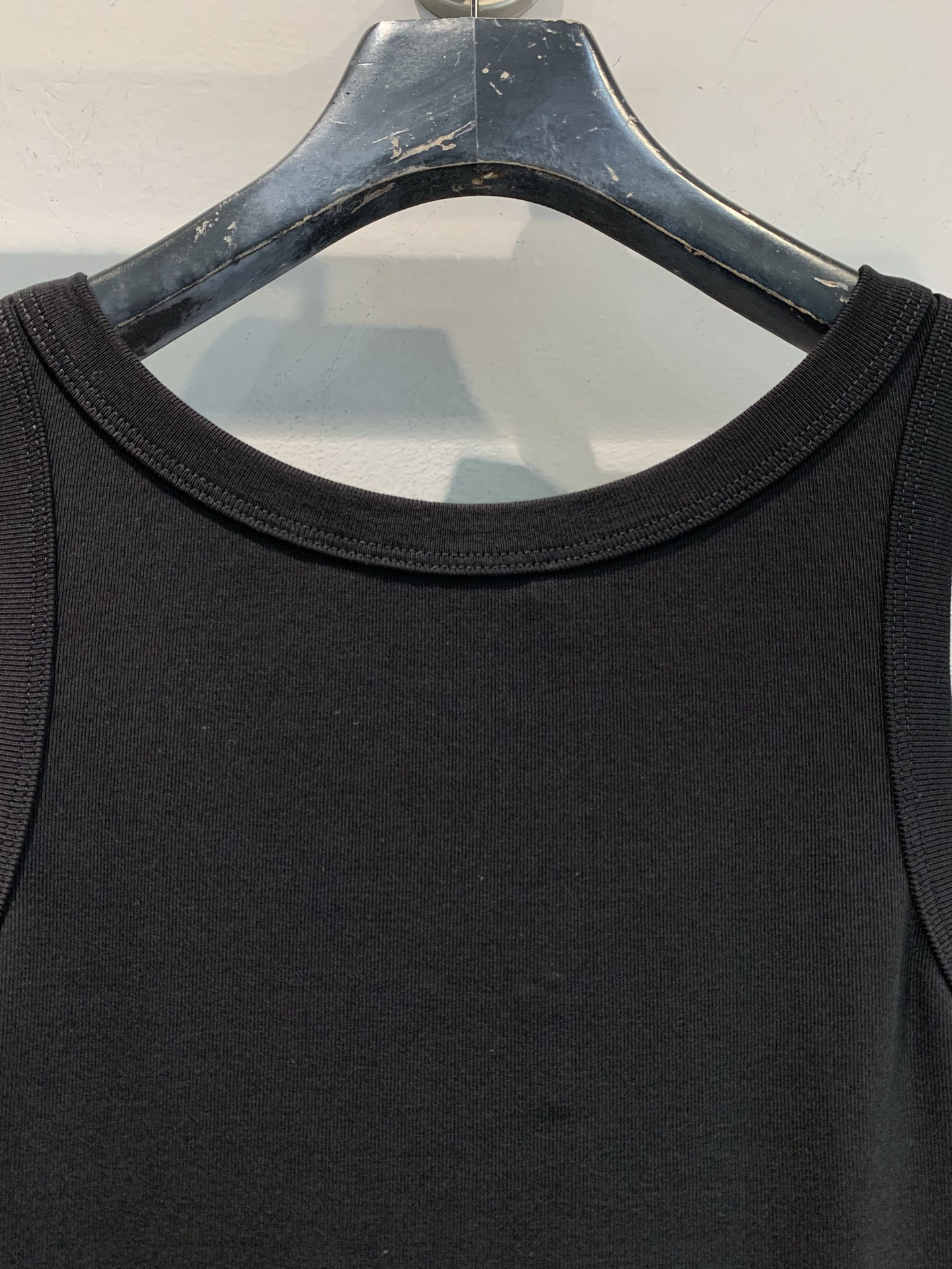 新款🔥出货啦📢 大货实拍 Prad*2025早秋新款时髦百搭三角标背心 螺纹工艺平纹针织背心，胸前三角标