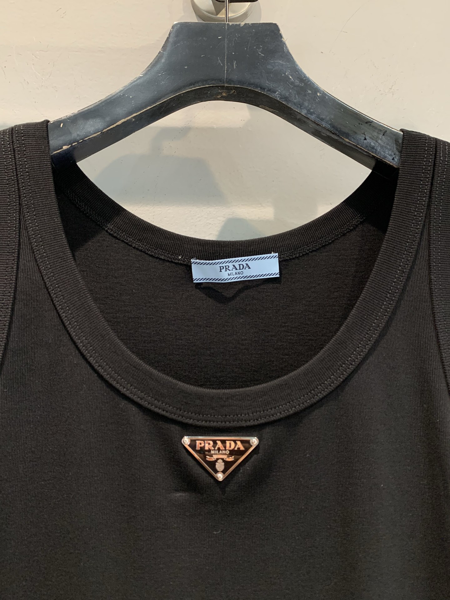 新款🔥出货啦📢 大货实拍 Prad*2025早秋新款时髦百搭三角标背心 螺纹工艺平纹针织背心，胸前三角标