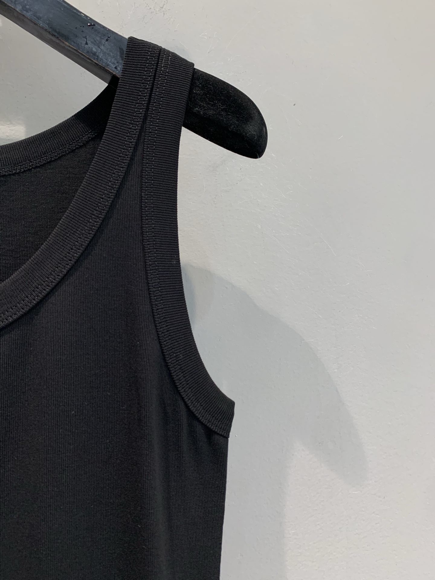 新款🔥出货啦📢 大货实拍 Prad*2025早秋新款时髦百搭三角标背心 螺纹工艺平纹针织背心，胸前三角标