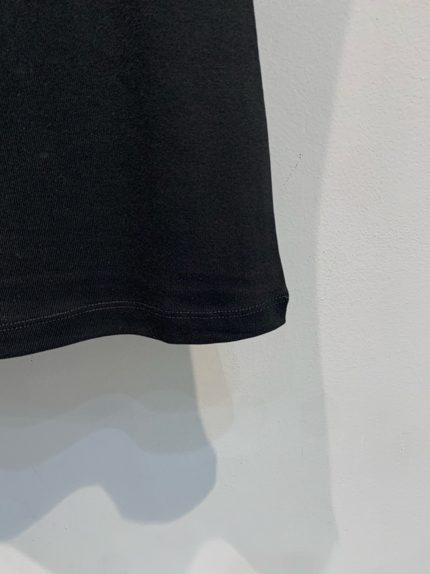 新款🔥出货啦📢 大货实拍 Prad*2025早秋新款时髦百搭三角标背心 螺纹工艺平纹针织背心，胸前三角标