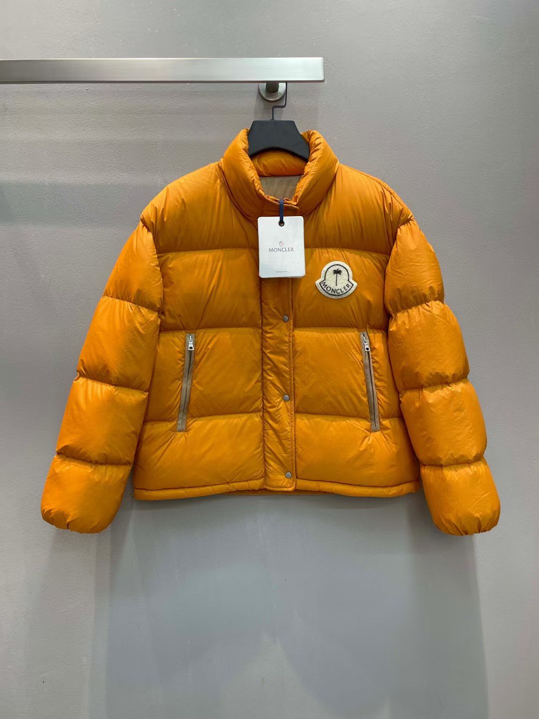 NO:563916,New model with dust bag shipped M!  Moncle* autumn and winter classic Antora series regular down jacket with detachable hood design!  The down filling is the top 90 white goose down. You can tell the quality of the down by looking at the fullness and resilience. What you see is what you get when you take a real photo of a large product. The highest version is guaranteed, so please feel free to buy!  There is NFC recognition and scanning code for washing!  Orange pink 00-0-1-2-3-5 six codes!  ,,down jacket,hats,alexander wang19860909配防尘袋新款出货啦M！Moncle*秋冬经典Antora系列常规羽绒服,可拆卸连帽设计！充绒是最顶级的90白鹅绒,看饱满度和回弹性就知道绒的好坏,大货实拍所见即所得,保证最高版本请放心购买！水洗均有NFC识别扫码！橙色 粉色 00-0-1-2-3-5六个码！,,down jacket,hats,alexander wang,Women's clothing