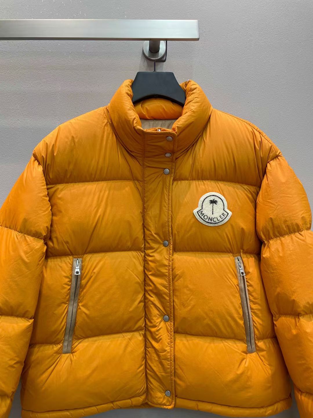 新款🌟出货啦📢！Moncle*秋冬经典Antora系列常规羽绒服，可拆卸连帽设计！充绒是最顶级的90白鹅