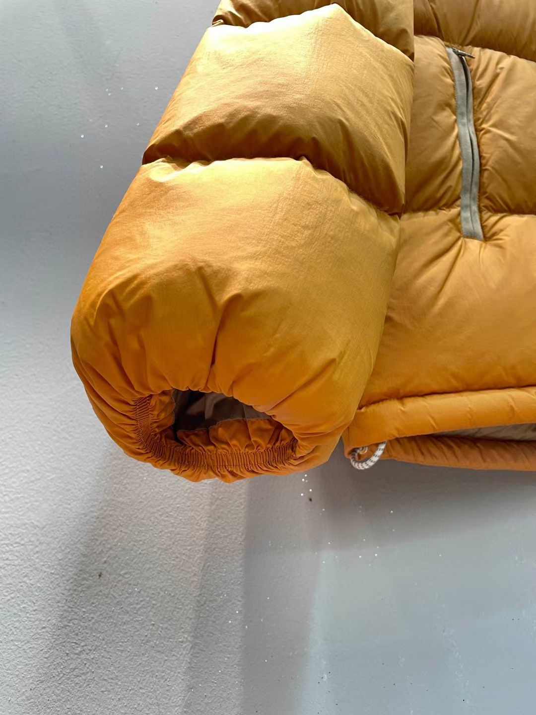 新款🌟出货啦📢！Moncle*秋冬经典Antora系列常规羽绒服，可拆卸连帽设计！充绒是最顶级的90白鹅