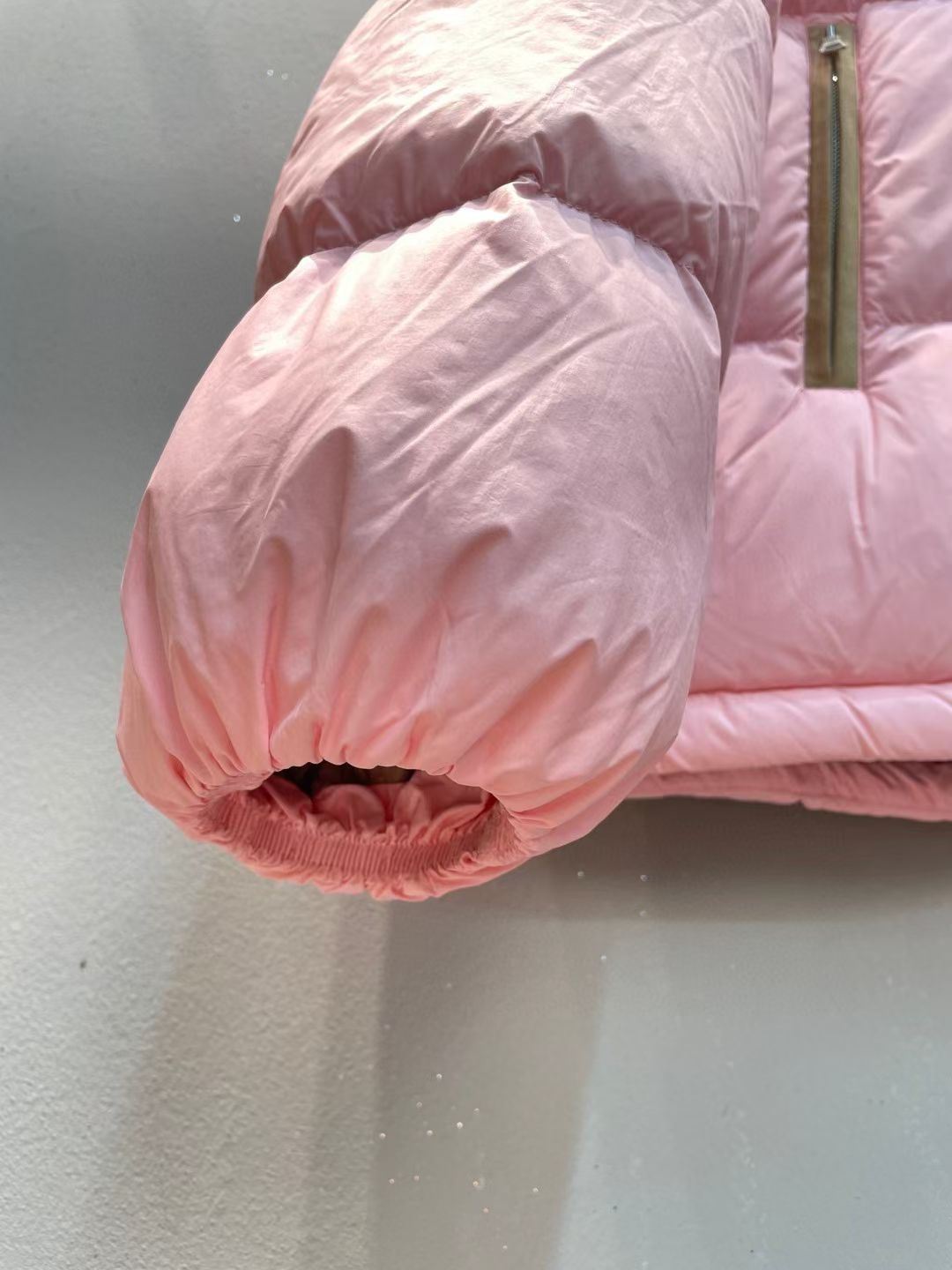 新款🌟出货啦📢！Moncle*秋冬经典Antora系列常规羽绒服，可拆卸连帽设计！充绒是最顶级的90白鹅