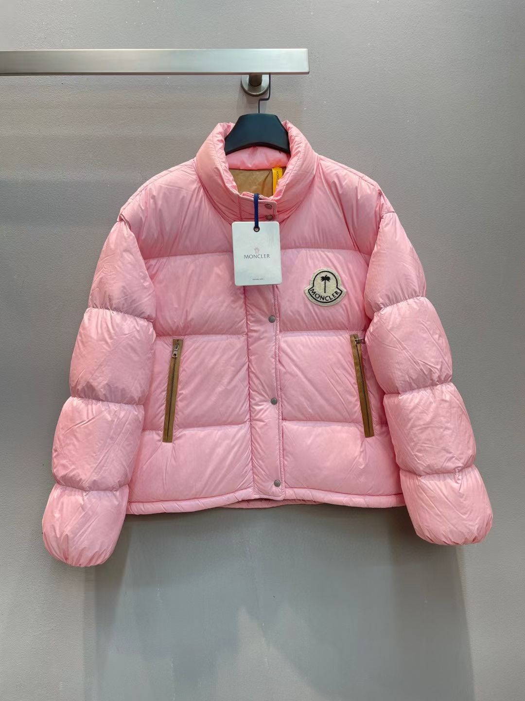 NO:563927,New model with dust bag shipped!  Moncle* autumn and winter classic Antora series regular down jacket with detachable hood design!  The down filling is the top 90 white goose down. You can tell the quality of the down by looking at the fullness and resilience. What you see is what you get when you take a real photo of a large product. The highest version is guaranteed, so please feel free to buy!  There is NFC recognition and scanning code for washing!  Orange pink 00-0-1-2-3-5 six codes!  ,,down jacket,hats,alexander wang19860909配防尘袋新款出货啦！Moncle*秋冬经典Antora系列常规羽绒服,可拆卸连帽设计！充绒是最顶级的90白鹅绒,看饱满度和回弹性就知道绒的好坏,大货实拍所见即所得,保证最高版本请放心购买！水洗均有NFC识别扫码！橙色 粉色 00-0-1-2-3-5六个码！,,down jacket,hats,alexander wang,Women's clothing