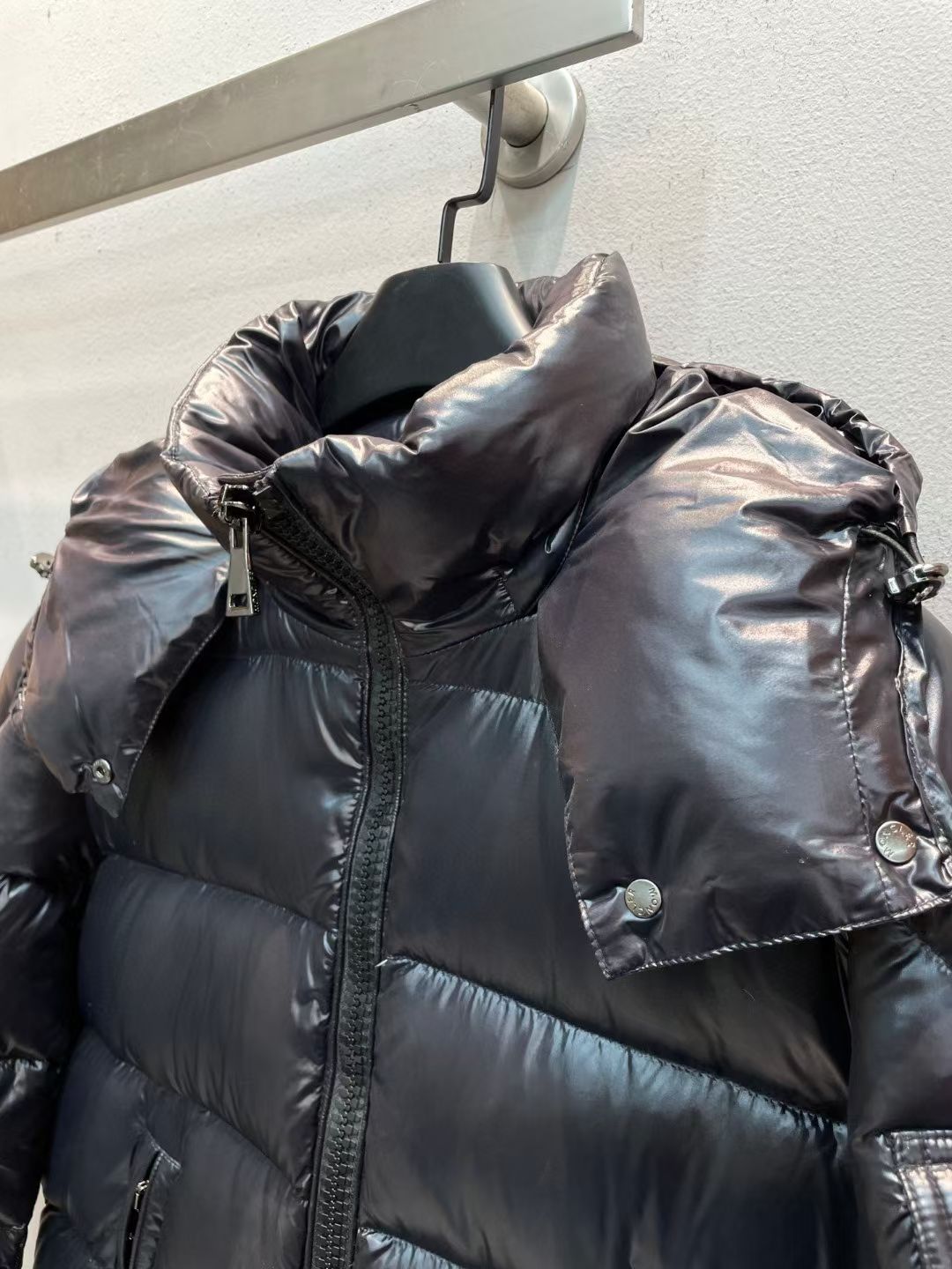 新款🌟出货啦📢！Moncle*秋冬经典Maire系列常规羽绒服，可拆卸连帽设计！充绒是最顶级的90白鹅绒