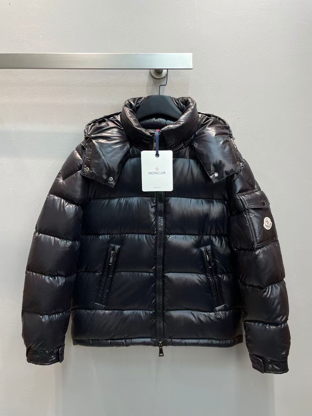 NO:563938,New model with dust bag shipped!  Moncle* autumn and winter classic Maire series regular down jacket with detachable hood design!  The down filling is the top 90 white goose down. You can tell the quality of the down by looking at the fullness and resilience. What you see is what you get when you take a real photo of a large product. The highest version is guaranteed, so please feel free to buy!  There is NFC recognition and scanning code for washing!  Black pink 00-0-1-2 four codes!  ,,down jacket,hats,alexander wang19860909配防尘袋新款出货啦！Moncle*秋冬经典Maire系列常规羽绒服,可拆卸连帽设计！充绒是最顶级的90白鹅绒,看饱满度和回弹性就知道绒的好坏,大货实拍所见即所得,保证最高版本请放心购买！水洗均有NFC识别扫码！黑色 粉色 00-0-1-2四个码！,,down jacket,hats,alexander wang,Women's clothing