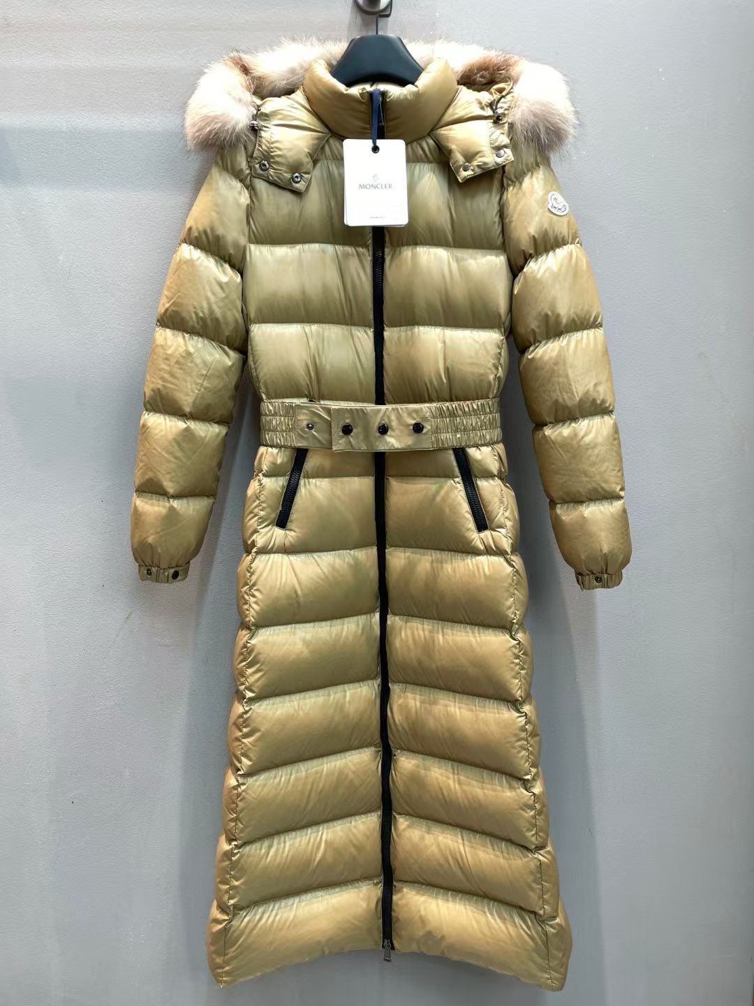 NO:563958,New model with dust bag shipped M!  Moncle* autumn and winter classic Hudson series extra long down jacket, oversized fox fur collar, a fur collar alone costs nearly 300, an elastic belt is provided at the waist, and the down is filled with the top 90 white goose down. You can know the quality of the down by looking at the fullness and resilience. What you see is what you get with real photos of large products. The highest version is guaranteed, please feel free to buy!  There is NFC recognition and scanning code for washing!  Black, light brown, six codes 00-0-1-2-3-4!  ,,down jacket,alexander wang19860909配防尘袋新款出货啦M！Moncle*秋冬经典Hudson系列超长款羽绒服,超大狐狸毛大毛领,光一条毛领就将近300,腰间配送弹力腰带,充绒是最顶级的90白鹅绒,看饱满度和回弹性就知道绒的好坏,大货实拍所见即所得,保证最高版本请放心购买！水洗均有NFC识别扫码！黑色 浅褐色 00-0-1-2-3-4六个码！,,down jacket,alexander wang,Women's clothing