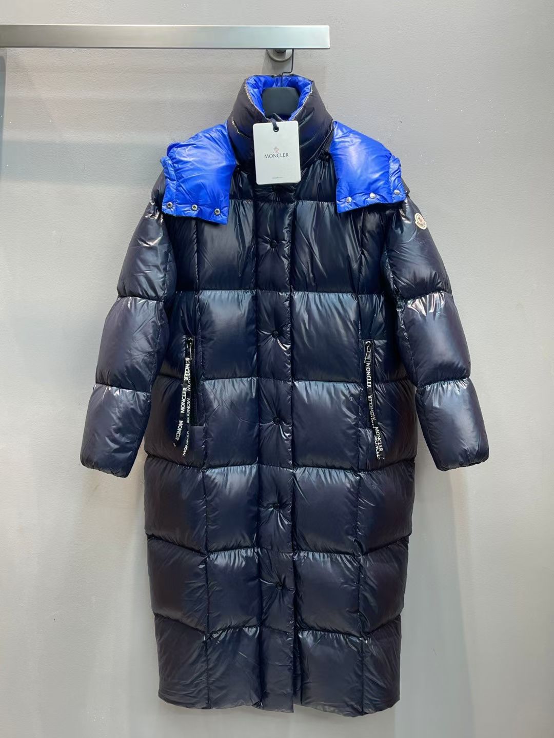 NO:563929,New model with dust bag shipped!  Moncle*'s classic autumn and winter Parnaiba series long down jackets. This year's upgraded fabric is softer and tighter. The down filling is the top 90 white goose down. You can tell the quality of the down by looking at the fullness and resilience. What you see is what you get when it comes to real photos. The highest version is guaranteed. Please feel free to buy!  There is NFC recognition and scanning code for washing!  Can be worn by men and women!  Dark blue black 00-0-1-2-3-4 six codes!  ,,down jacket,alexander wang19860909配防尘袋新款出货啦！Moncle*秋冬经典Parnaiba系列长款羽绒服,今年升级的面料更软更紧密,充绒是最顶级的90白鹅绒,看饱满度和回弹性就知道绒的好坏,大货实拍所见即所得,保证最高版本请放心购买！水洗均有NFC识别扫码！男女可穿！深蓝 黑色 00-0-1-2-3-4六个码！,,down jacket,alexander wang,Women's clothing