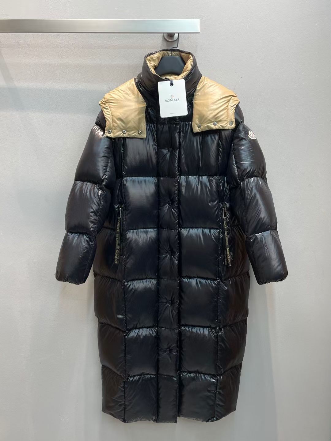 NO:563940,New model with dust bag shipped M!  Moncle*'s classic autumn and winter Parnaiba series long down jackets. This year's upgraded fabric is softer and tighter. The down filling is the top 90 white goose down. You can tell the quality of the down by looking at the fullness and resilience. What you see is what you get when it comes to real photos. The highest version is guaranteed. Please feel free to buy!  There is NFC recognition and scanning code for washing!  Can be worn by men and women!  Dark blue black 00-0-1-2-3-4 six codes!  ,,down jacket,alexander wang19860909配防尘袋新款出货啦M！Moncle*秋冬经典Parnaiba系列长款羽绒服,今年升级的面料更软更紧密,充绒是最顶级的90白鹅绒,看饱满度和回弹性就知道绒的好坏,大货实拍所见即所得,保证最高版本请放心购买！水洗均有NFC识别扫码！男女可穿！深蓝 黑色 00-0-1-2-3-4六个码！,,down jacket,alexander wang,Women's clothing