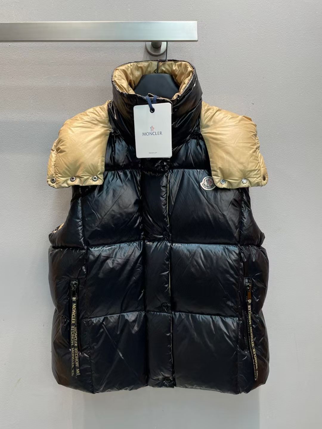 NO:563950,New model with dust bag shipped M!  Moncle*'s classic autumn and winter Luzule series down vest, hooded and lightweight design!  Huge down filling capacity!  Contrast color zipper button design and chest pocket decoration!  The down filling is the top 90 white goose down. You can tell the quality of the down by looking at the fullness and resilience. What you see is what you get when you take a real photo of a large product. The highest version is guaranteed, so please feel free to buy!  There is NFC recognition and scanning code for washing!  Black, rose red, six codes 00-0-1-2-3-4!  ,,down jacket,hats,alexander wang19860909配防尘袋新款出货啦M！Moncle*秋冬经典 Luzule系列羽绒马甲,连帽轻便设计！超大充绒量！撞色拉链纽扣设计,胸前口袋装饰！充绒是最顶级的90白鹅绒,看饱满度和回弹性就知道绒的好坏,大货实拍所见即所得,保证最高版本请放心购买！水洗均有NFC识别扫码！黑色 玫红色 00-0-1-2-3-4六个码！,,down jacket,hats,alexander wang,Women's clothing