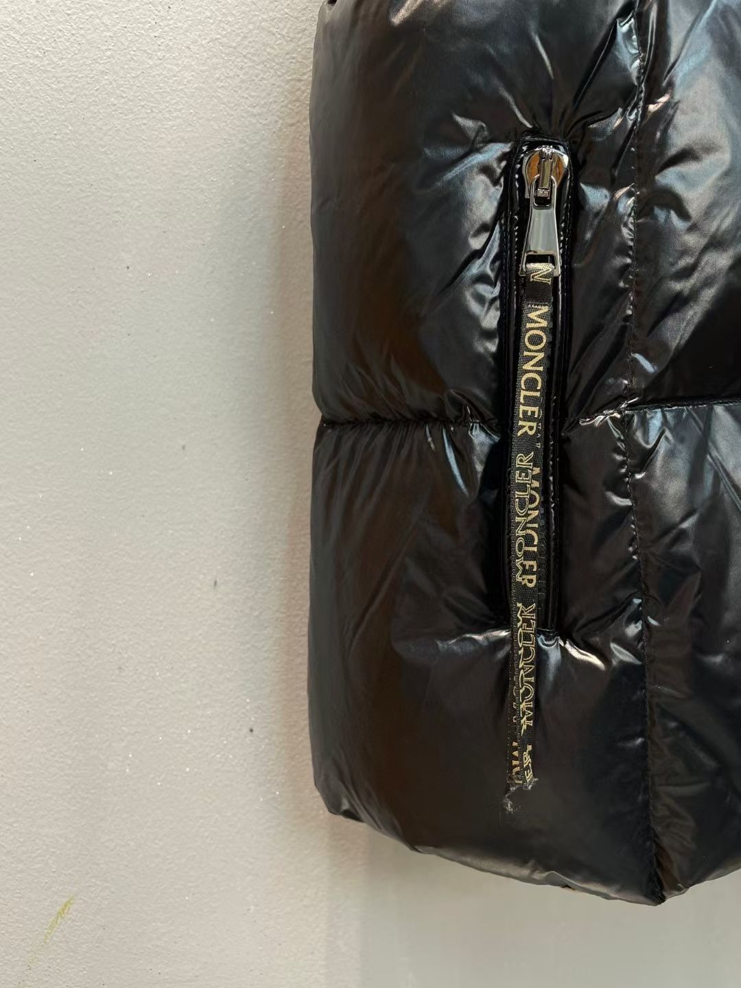 新款🌟出货啦📢！Moncle*秋冬经典 Luzule系列羽绒马甲，连帽轻便设计！超大充绒量！撞色拉链纽扣