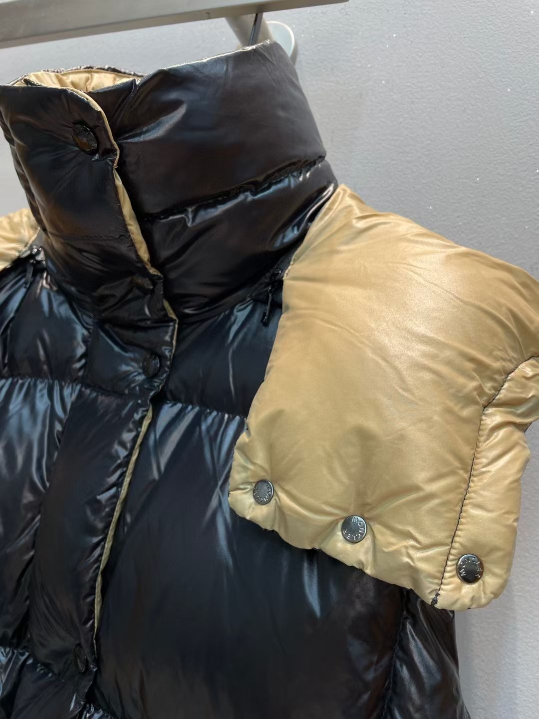 新款🌟出货啦📢！Moncle*秋冬经典 Luzule系列羽绒马甲，连帽轻便设计！超大充绒量！撞色拉链纽扣