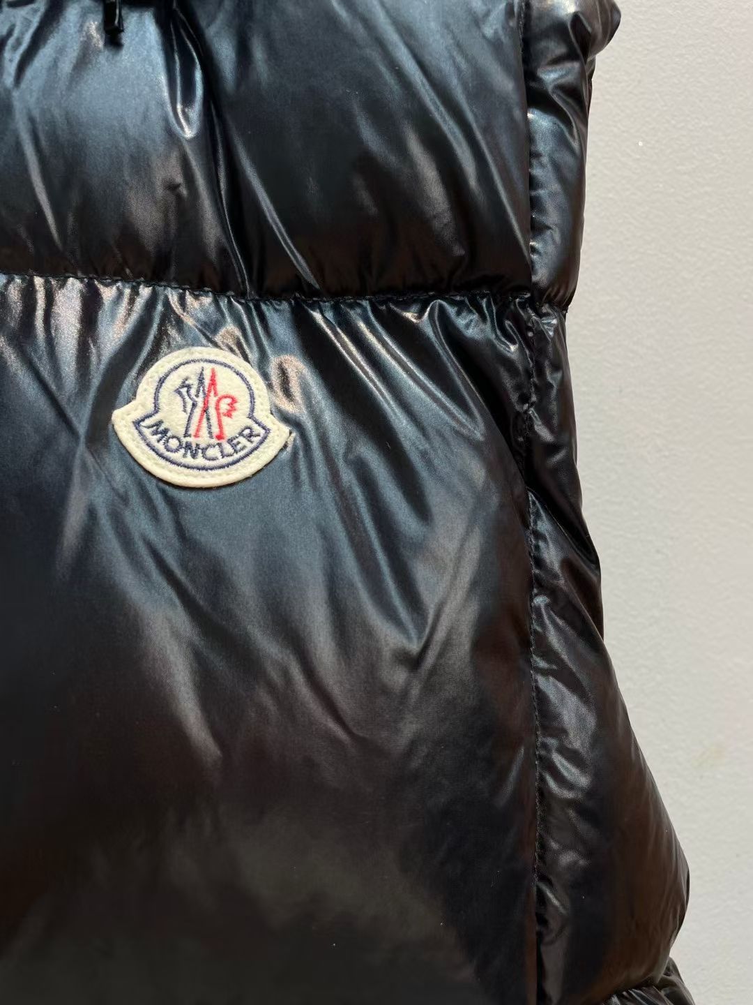 新款🌟出货啦📢！Moncle*秋冬经典 Luzule系列羽绒马甲，连帽轻便设计！超大充绒量！撞色拉链纽扣