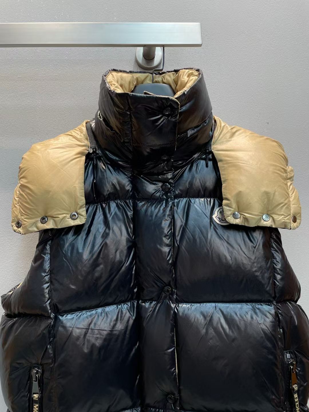 新款🌟出货啦📢！Moncle*秋冬经典 Luzule系列羽绒马甲，连帽轻便设计！超大充绒量！撞色拉链纽扣