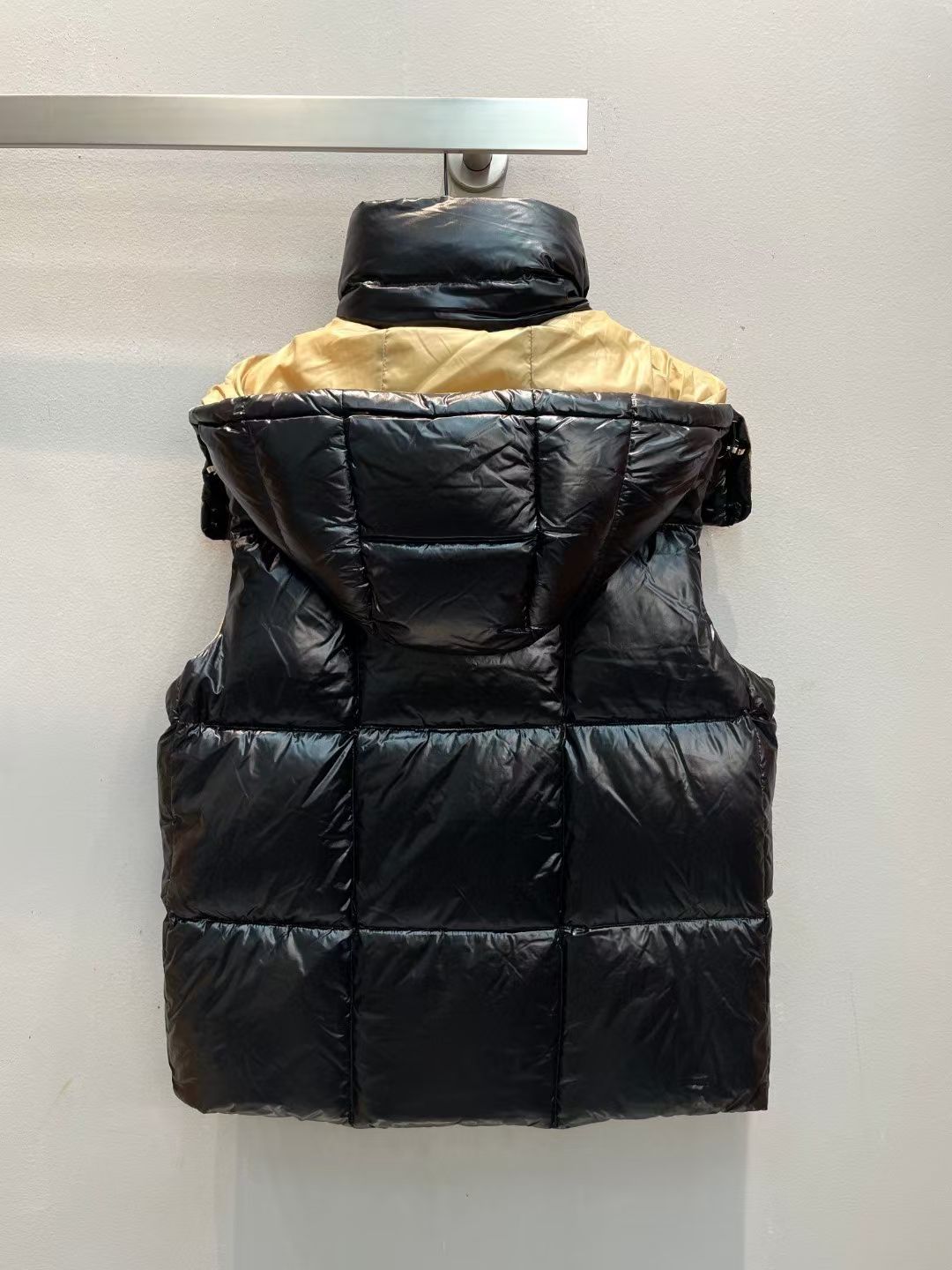 新款🌟出货啦📢！Moncle*秋冬经典 Luzule系列羽绒马甲，连帽轻便设计！超大充绒量！撞色拉链纽扣