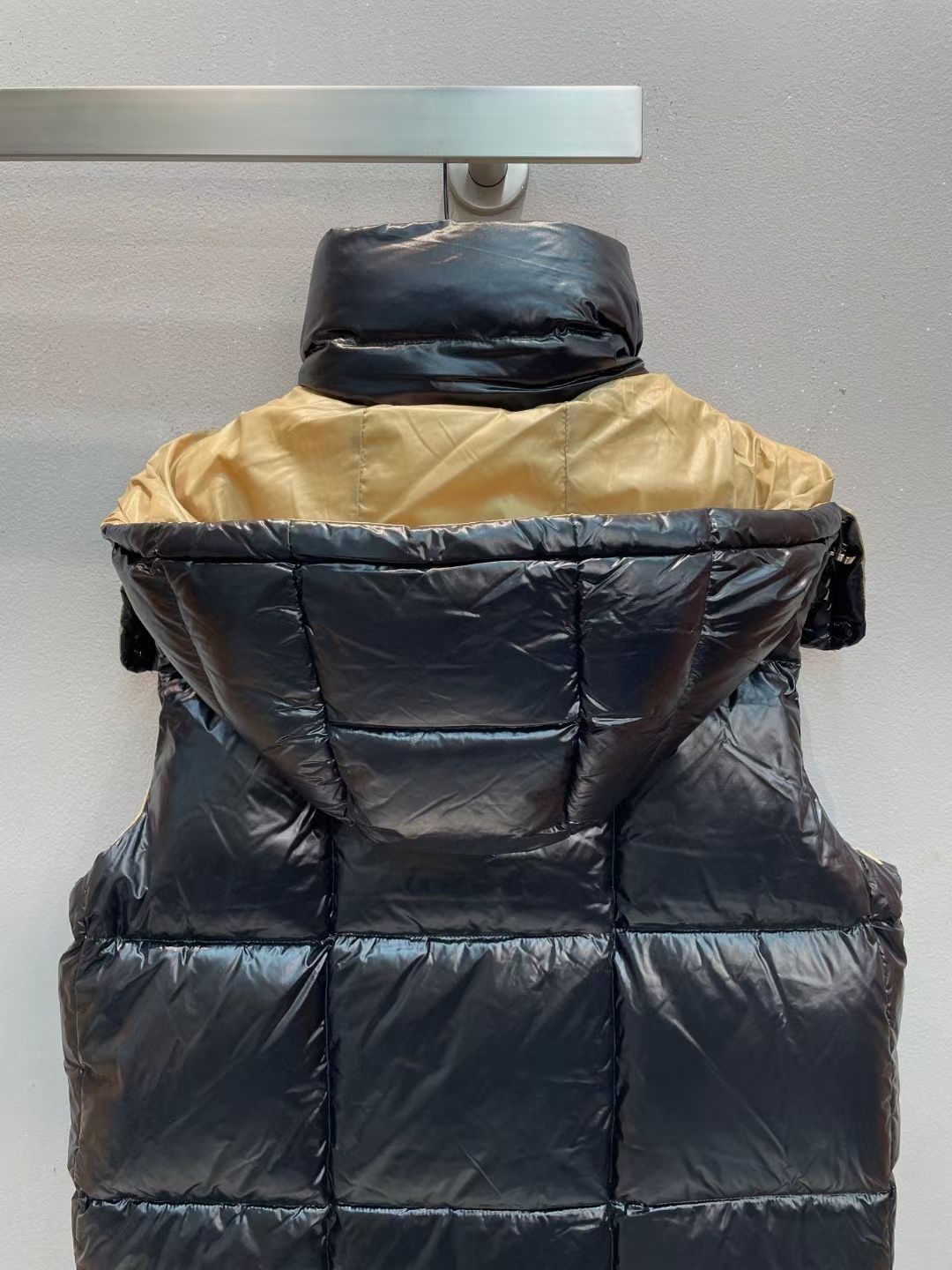 新款🌟出货啦📢！Moncle*秋冬经典 Luzule系列羽绒马甲，连帽轻便设计！超大充绒量！撞色拉链纽扣