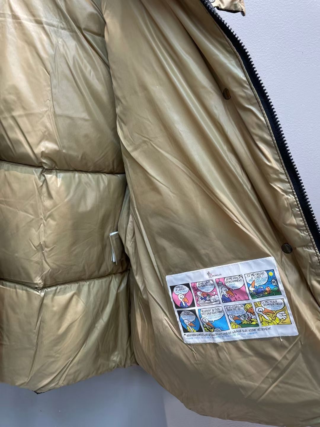 新款🌟出货啦📢！Moncle*秋冬经典 Luzule系列羽绒马甲，连帽轻便设计！超大充绒量！撞色拉链纽扣