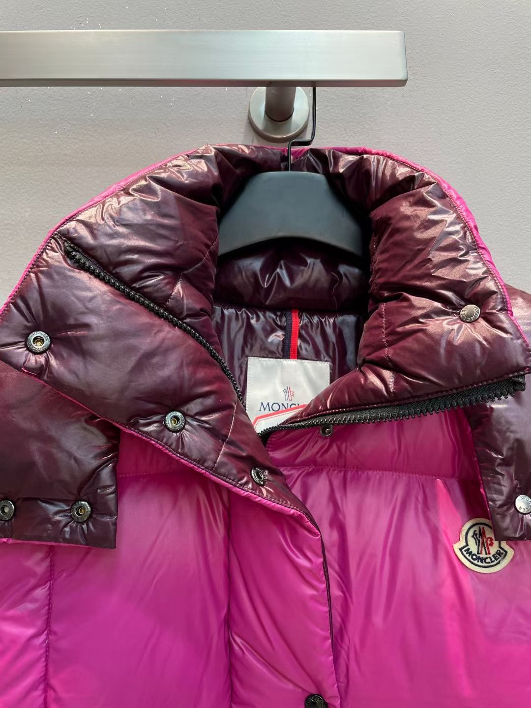 新款🌟出货啦📢！Moncle*秋冬经典 Luzule系列羽绒马甲，连帽轻便设计！超大充绒量！撞色拉链纽扣