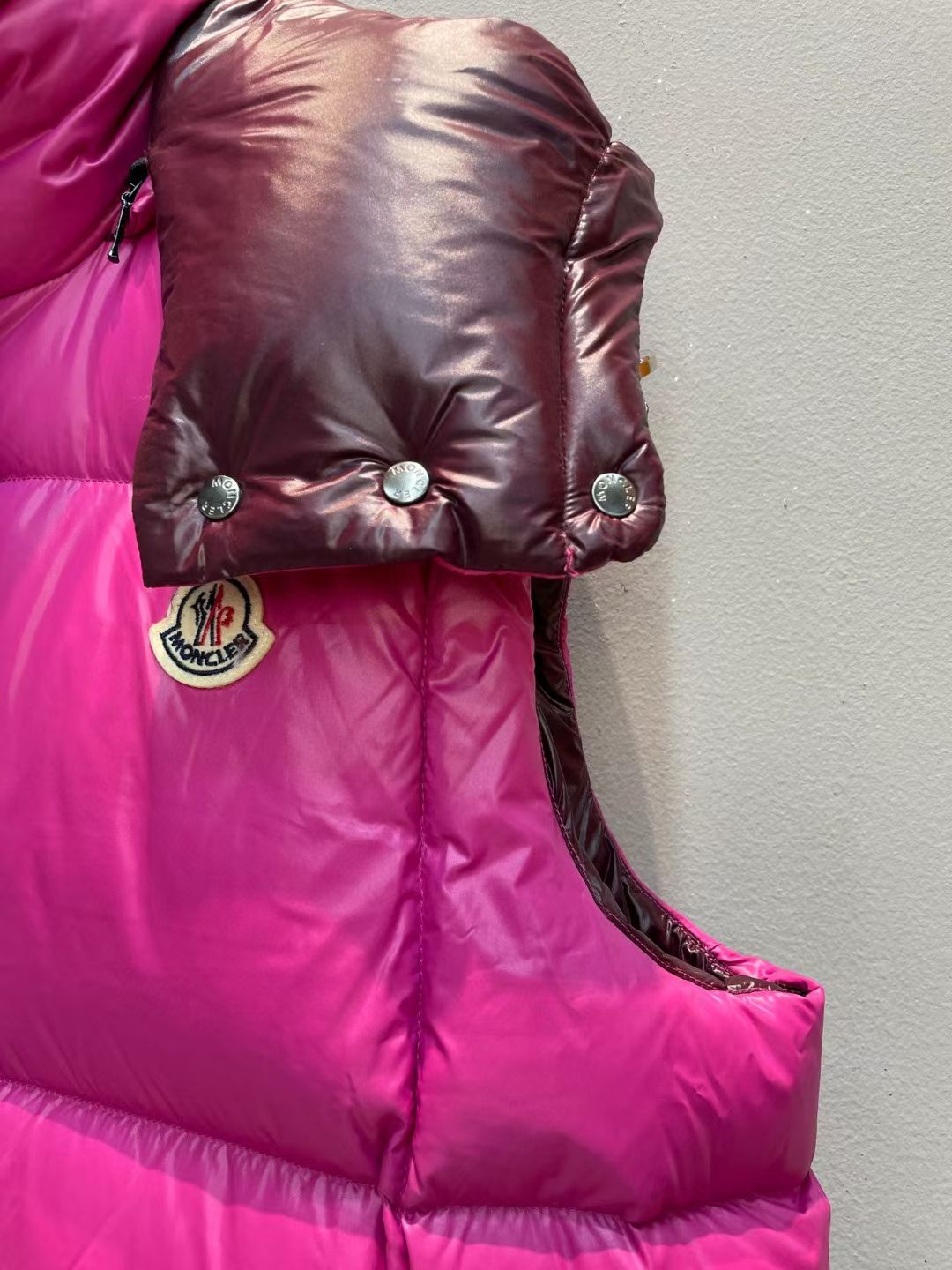 新款🌟出货啦📢！Moncle*秋冬经典 Luzule系列羽绒马甲，连帽轻便设计！超大充绒量！撞色拉链纽扣