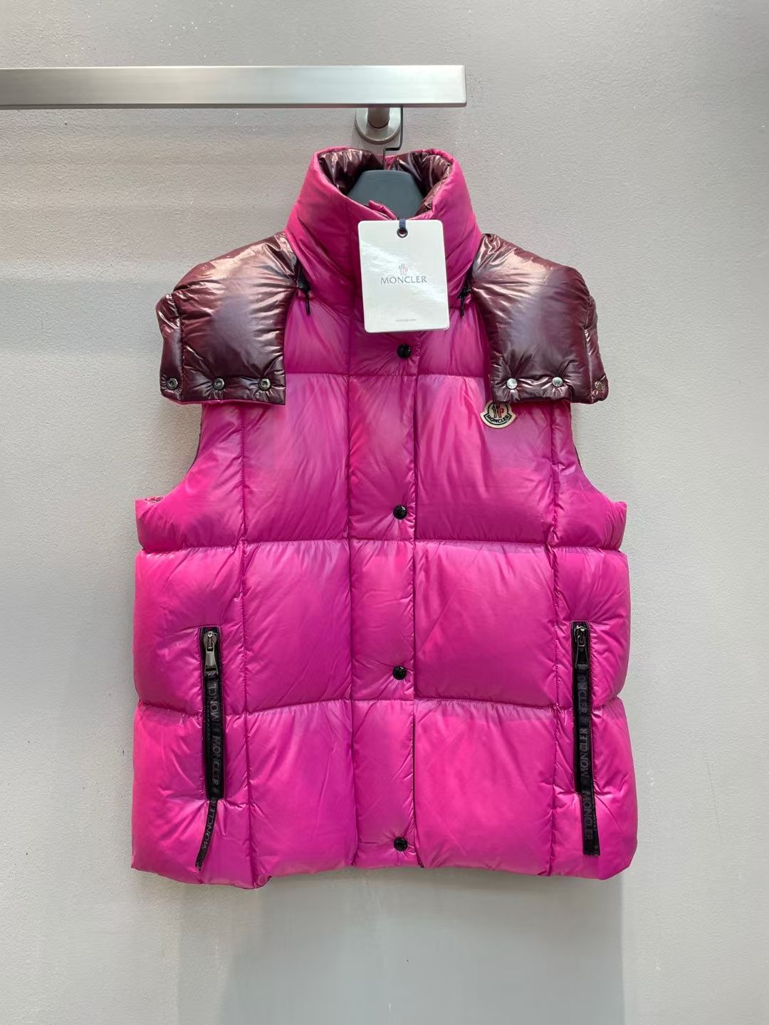NO:563960,New model with dust bag shipped M!  Moncle*'s classic autumn and winter Luzule series down vest, hooded and lightweight design!  Huge down filling capacity!  Contrast color zipper button design and chest pocket decoration!  The down filling is the top 90 white goose down. You can tell the quality of the down by looking at the fullness and resilience. What you see is what you get when you take a real photo of a large product. The highest version is guaranteed, so please feel free to buy!  There is NFC recognition and scanning code for washing!  Black rose red 00-0-1-2-3-4 six codes!  ,,down jacket,hats,alexander wang19860909配防尘袋新款出货啦M！Moncle*秋冬经典 Luzule系列羽绒马甲,连帽轻便设计！超大充绒量！撞色拉链纽扣设计,胸前口袋装饰！充绒是最顶级的90白鹅绒,看饱满度和回弹性就知道绒的好坏,大货实拍所见即所得,保证最高版本请放心购买！水洗均有NFC识别扫码！黑色 玫红色 00-0-1-2-3-4六个码！,,down jacket,hats,alexander wang,Women's clothing