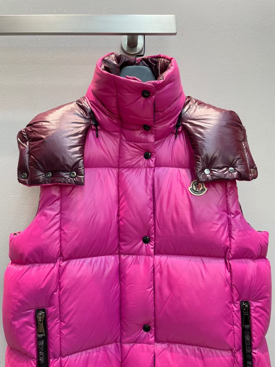 新款🌟出货啦📢！Moncle*秋冬经典 Luzule系列羽绒马甲，连帽轻便设计！超大充绒量！撞色拉链纽扣