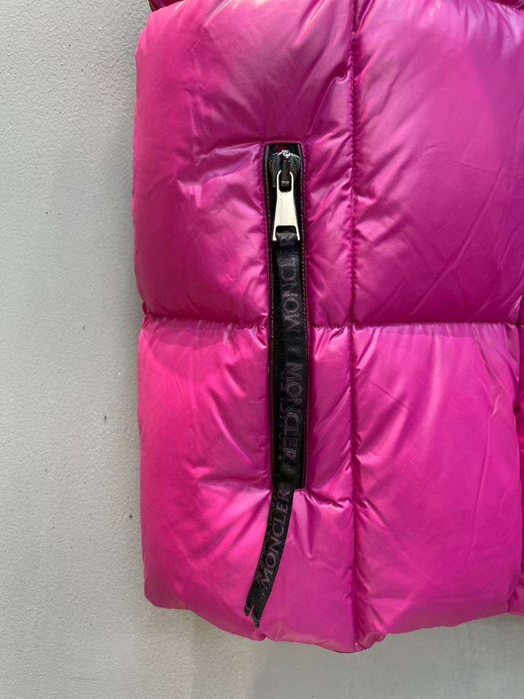 新款🌟出货啦📢！Moncle*秋冬经典 Luzule系列羽绒马甲，连帽轻便设计！超大充绒量！撞色拉链纽扣