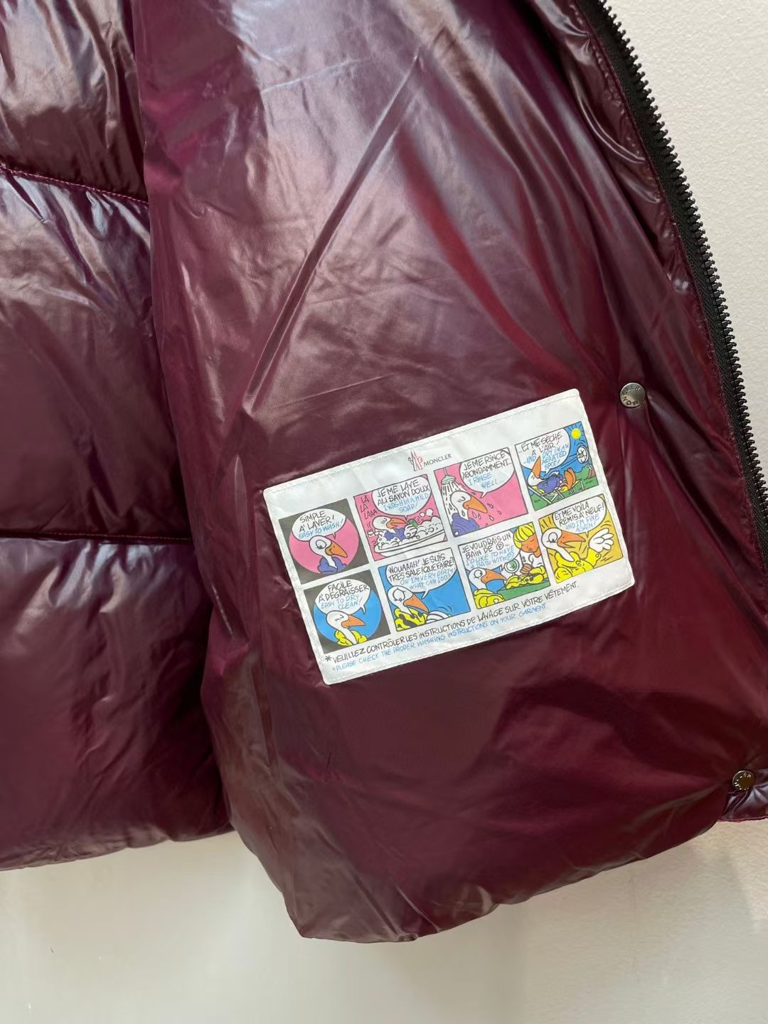 新款🌟出货啦📢！Moncle*秋冬经典 Luzule系列羽绒马甲，连帽轻便设计！超大充绒量！撞色拉链纽扣