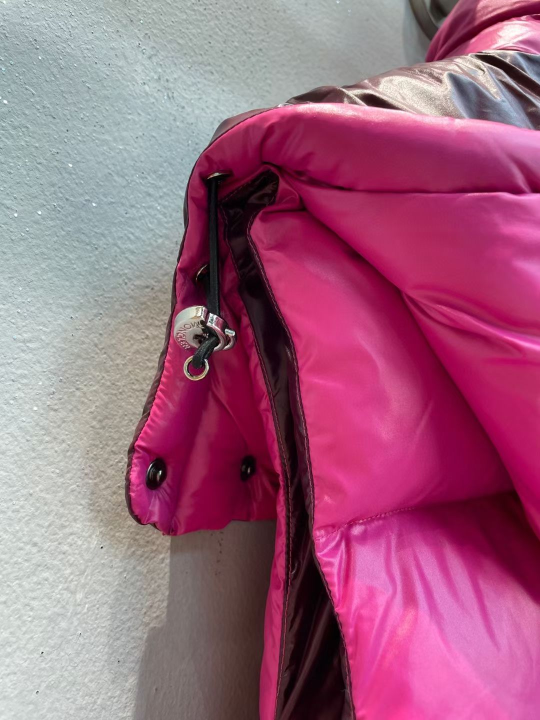 新款🌟出货啦📢！Moncle*秋冬经典 Luzule系列羽绒马甲，连帽轻便设计！超大充绒量！撞色拉链纽扣