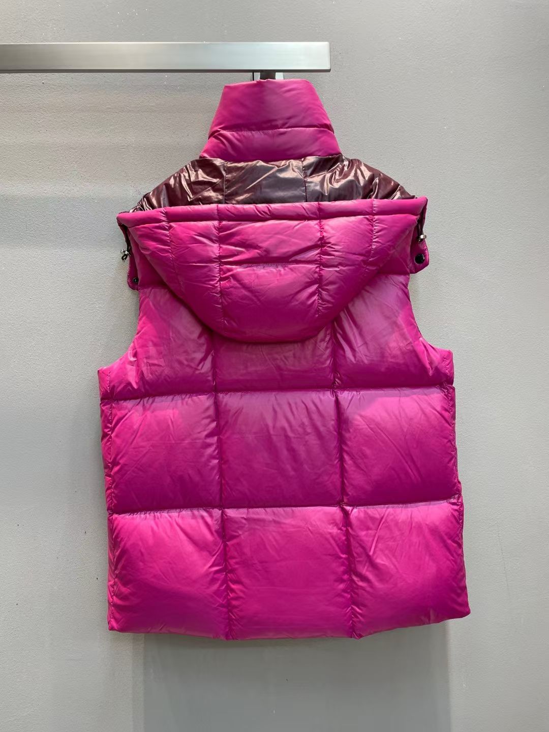 新款🌟出货啦📢！Moncle*秋冬经典 Luzule系列羽绒马甲，连帽轻便设计！超大充绒量！撞色拉链纽扣