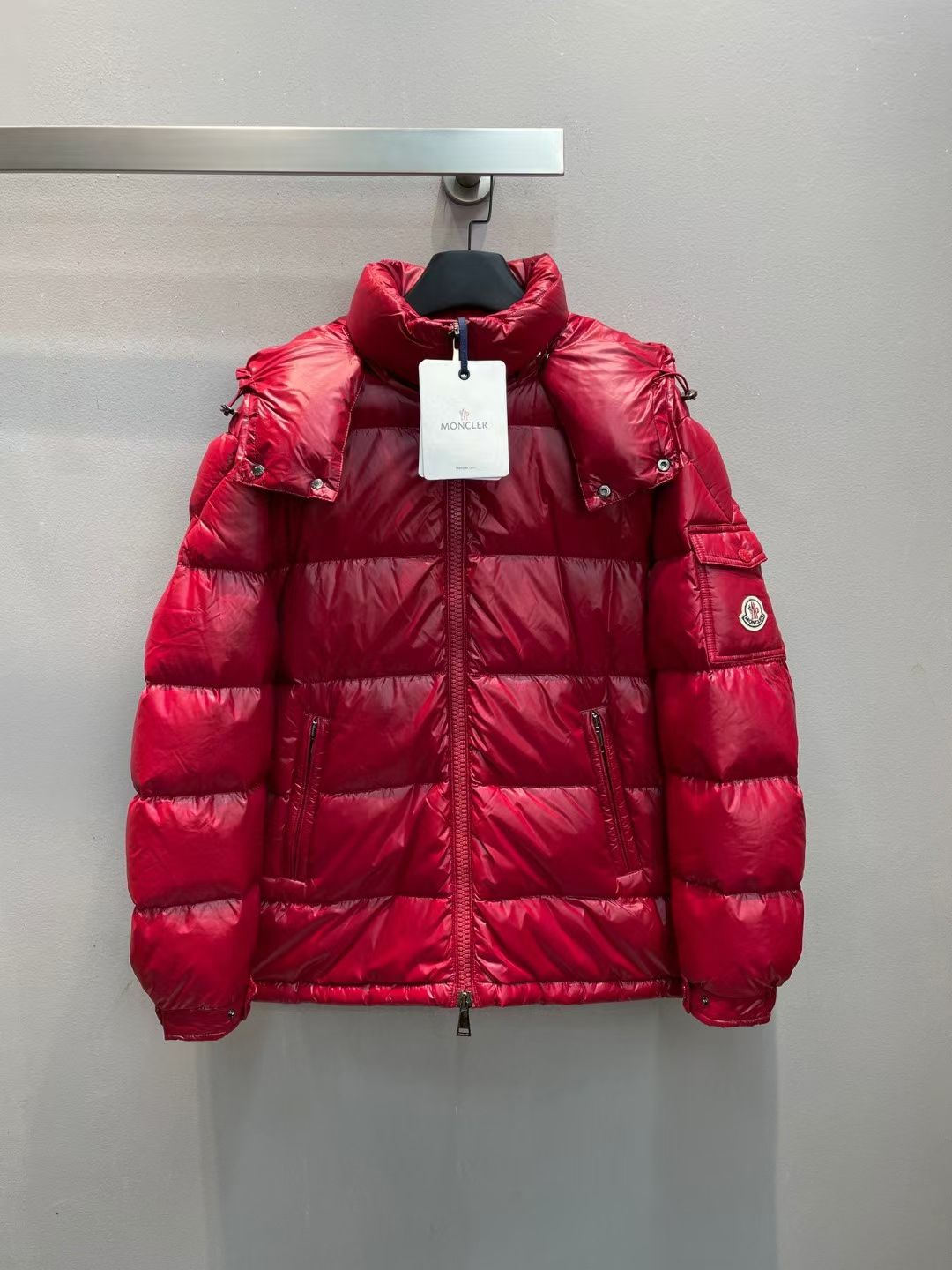 NO:563918,New model with dust bag shipped M!  Moncle* autumn and winter classic Fuster series couple's down jacket, hooded and lightweight design!  The down filling is the top 90 white goose down. You can tell the quality of the down by looking at the fullness and resilience. What you see is what you get when you take a real photo of a large product. The highest version is guaranteed, so please feel free to buy!  There is NFC recognition and scanning code for washing!  Black red 00-0-1-2-3-4-5 seven codes!  ,,down jacket,hats,alexander wang19860909配防尘袋新款出货啦M！Moncle*秋冬经典 Fuster系列情侣款羽绒服,连帽轻便设计！充绒是最顶级的90白鹅绒,看饱满度和回弹性就知道绒的好坏,大货实拍所见即所得,保证最高版本请放心购买！水洗均有NFC识别扫码！黑色 红色 00-0-1-2-3-4-5七个码！,,down jacket,hats,alexander wang,Women's clothing