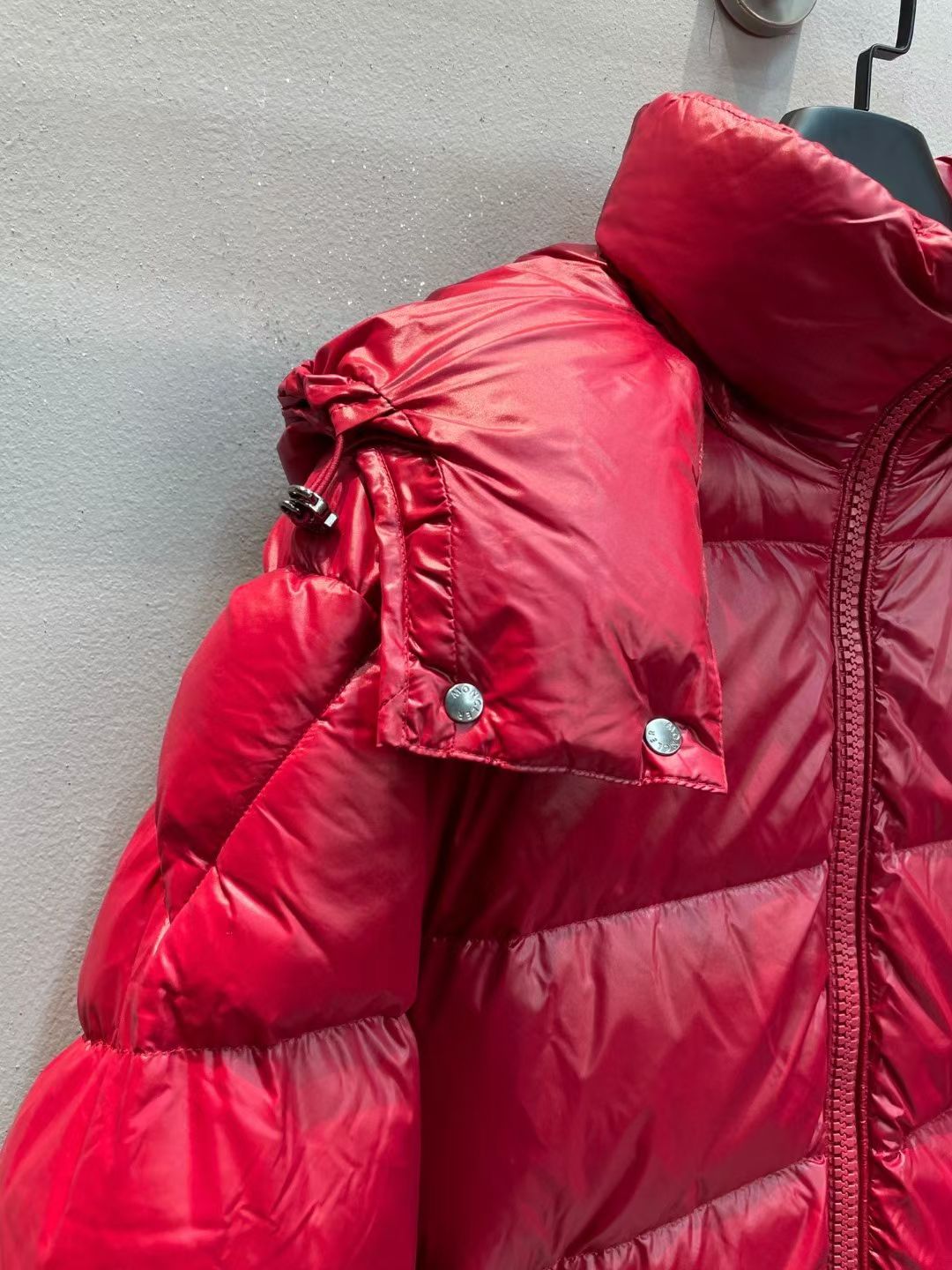 新款🌟出货啦📢！Moncle*秋冬经典 Fuster系列情侣款羽绒服，连帽轻便设计！充绒是最顶级的90白