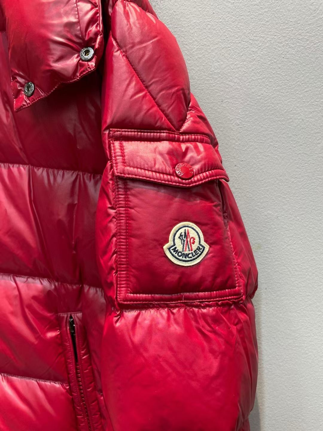 新款🌟出货啦📢！Moncle*秋冬经典 Fuster系列情侣款羽绒服，连帽轻便设计！充绒是最顶级的90白