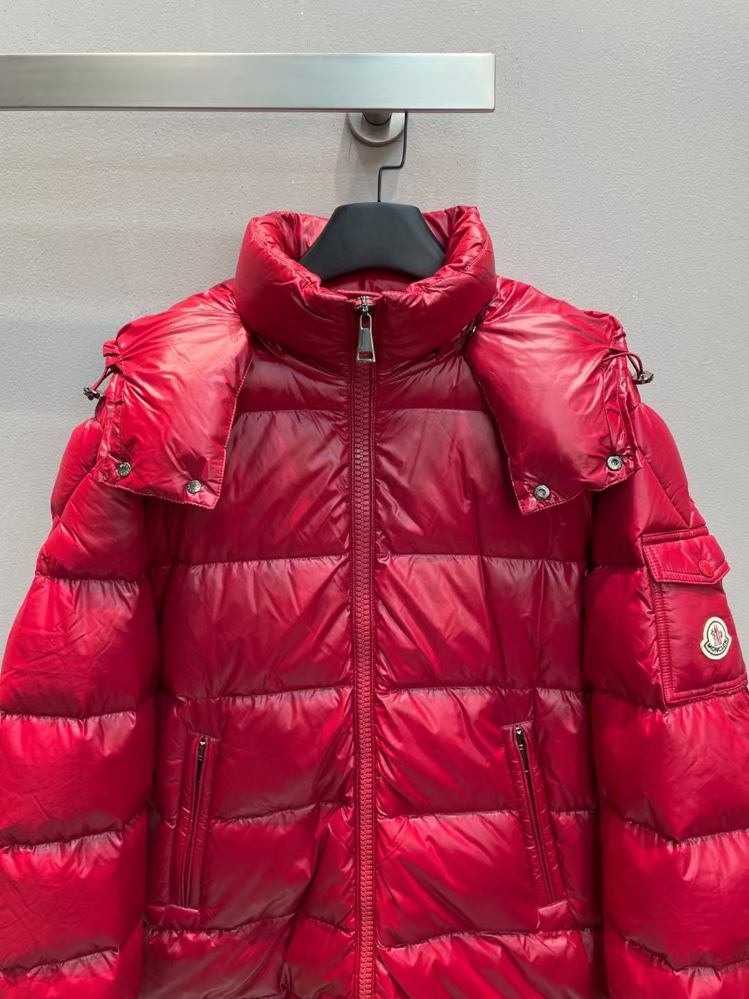 新款🌟出货啦📢！Moncle*秋冬经典 Fuster系列情侣款羽绒服，连帽轻便设计！充绒是最顶级的90白