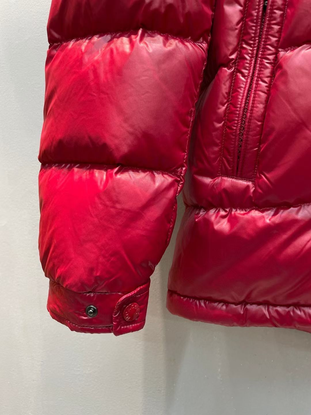 新款🌟出货啦📢！Moncle*秋冬经典 Fuster系列情侣款羽绒服，连帽轻便设计！充绒是最顶级的90白