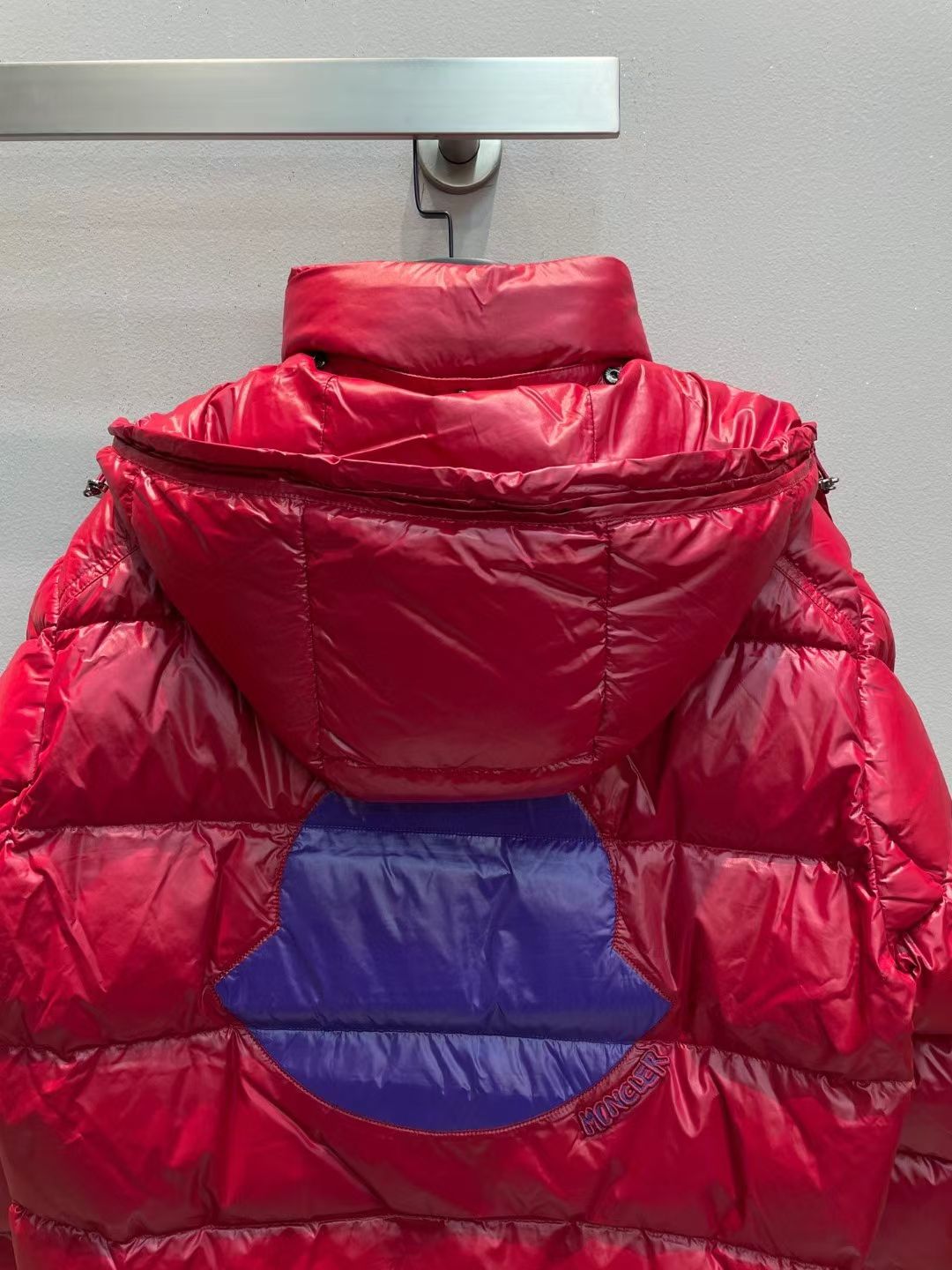 新款🌟出货啦📢！Moncle*秋冬经典 Fuster系列情侣款羽绒服，连帽轻便设计！充绒是最顶级的90白