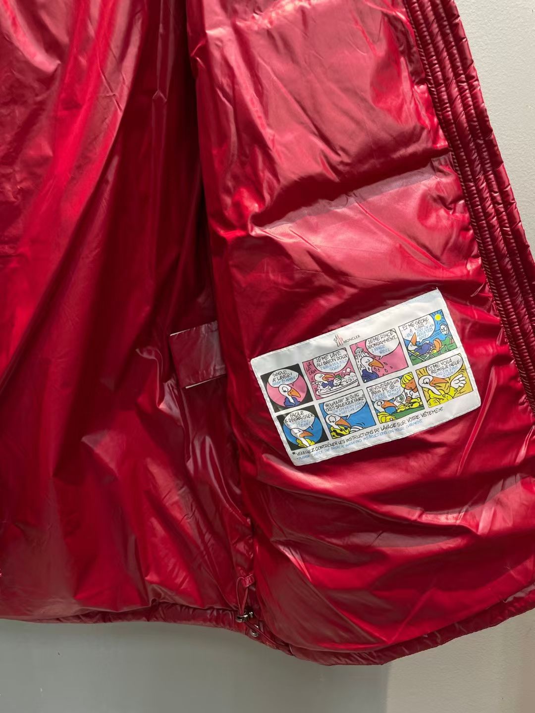 新款🌟出货啦📢！Moncle*秋冬经典 Fuster系列情侣款羽绒服，连帽轻便设计！充绒是最顶级的90白