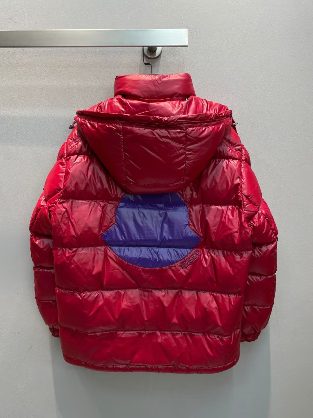 新款🌟出货啦📢！Moncle*秋冬经典 Fuster系列情侣款羽绒服，连帽轻便设计！充绒是最顶级的90白