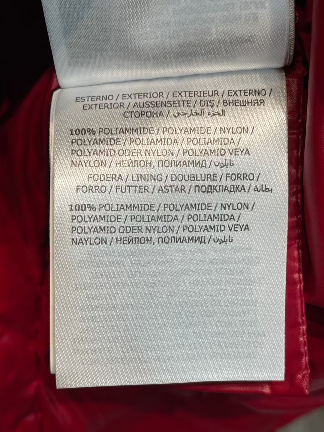 新款🌟出货啦📢！Moncle*秋冬经典 Fuster系列情侣款羽绒服，连帽轻便设计！充绒是最顶级的90白