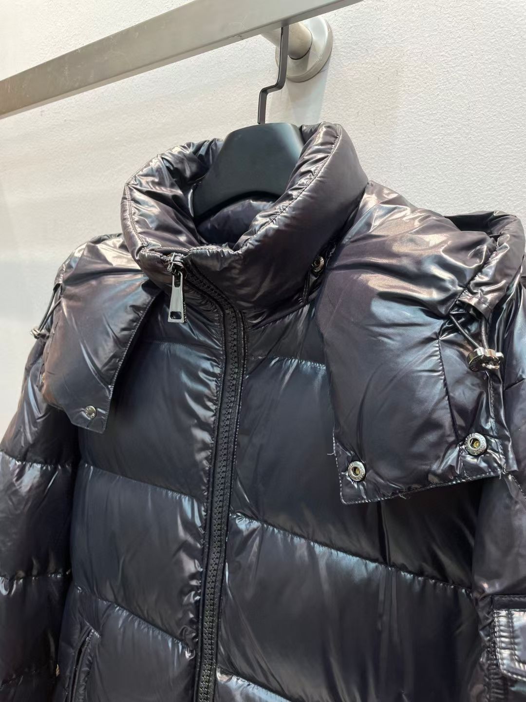 新款🌟出货啦📢！Moncle*秋冬经典 Fuster系列情侣款羽绒服，连帽轻便设计！充绒是最顶级的90白