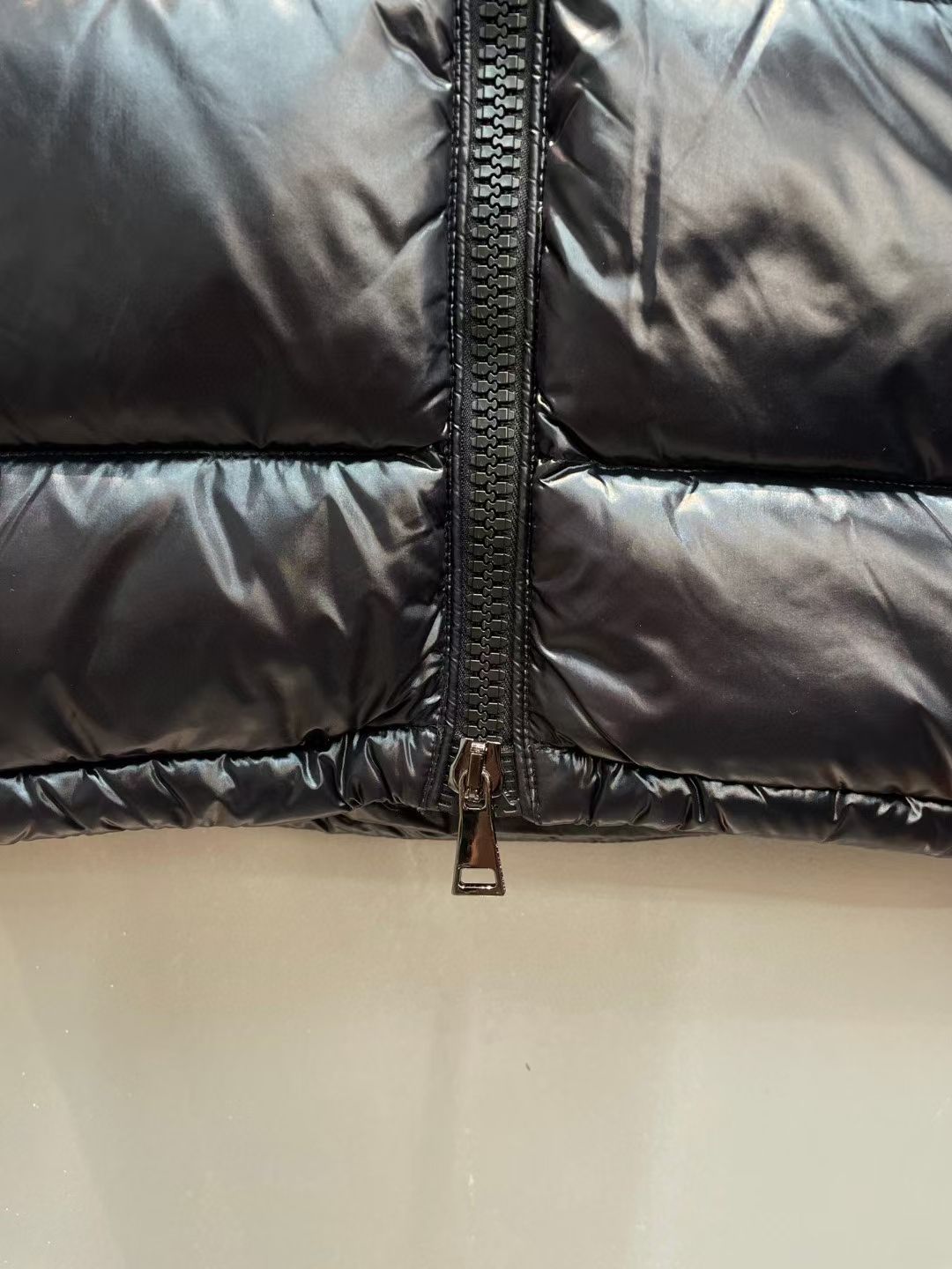 新款🌟出货啦📢！Moncle*秋冬经典 Fuster系列情侣款羽绒服，连帽轻便设计！充绒是最顶级的90白